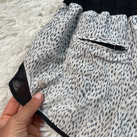 Lululemon Hotty Hot Short Dottie Dash White Black / Black - Picture 5 of 8